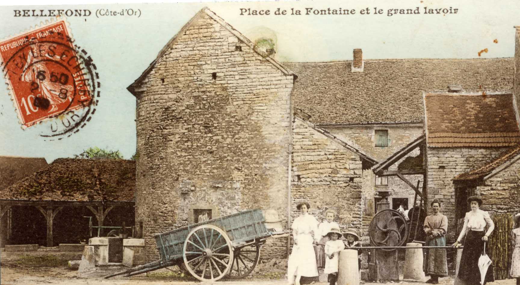 Place de la Fontaine et le grand lavoir